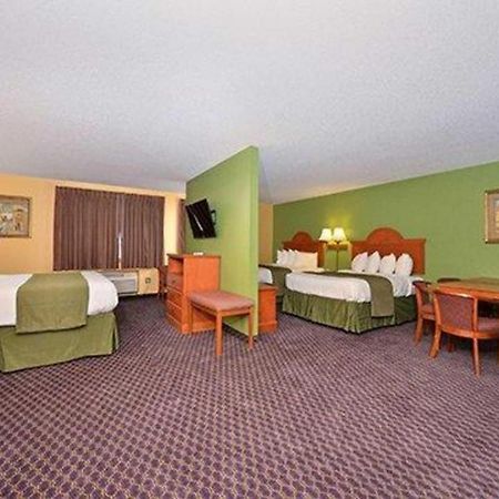 Quality Inn & Suites Grinnell Near University Bagian luar foto