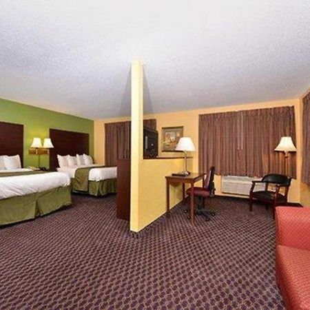 Quality Inn & Suites Grinnell Near University Bagian luar foto