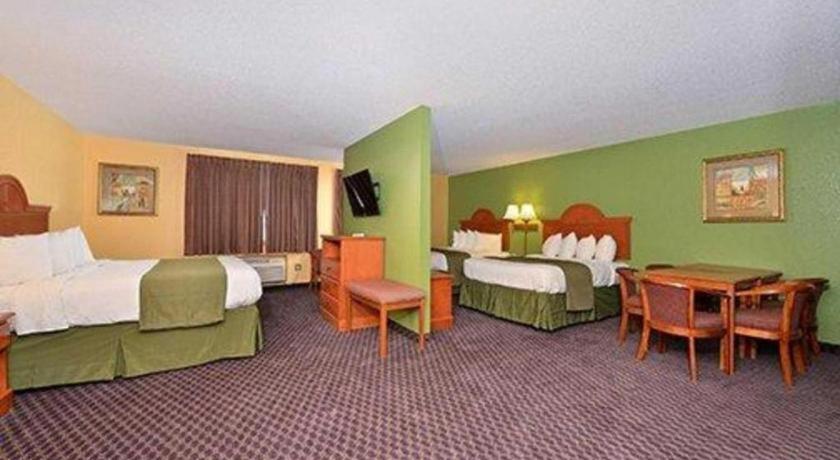 Quality Inn & Suites Grinnell Near University Bagian luar foto