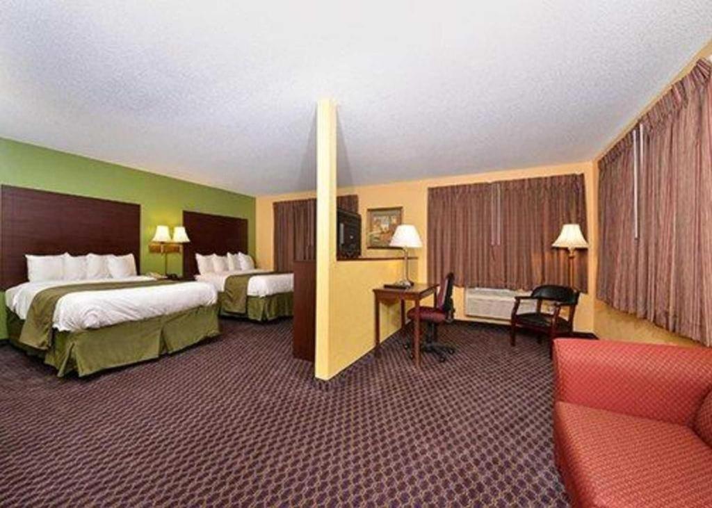 Quality Inn & Suites Grinnell Near University Bagian luar foto