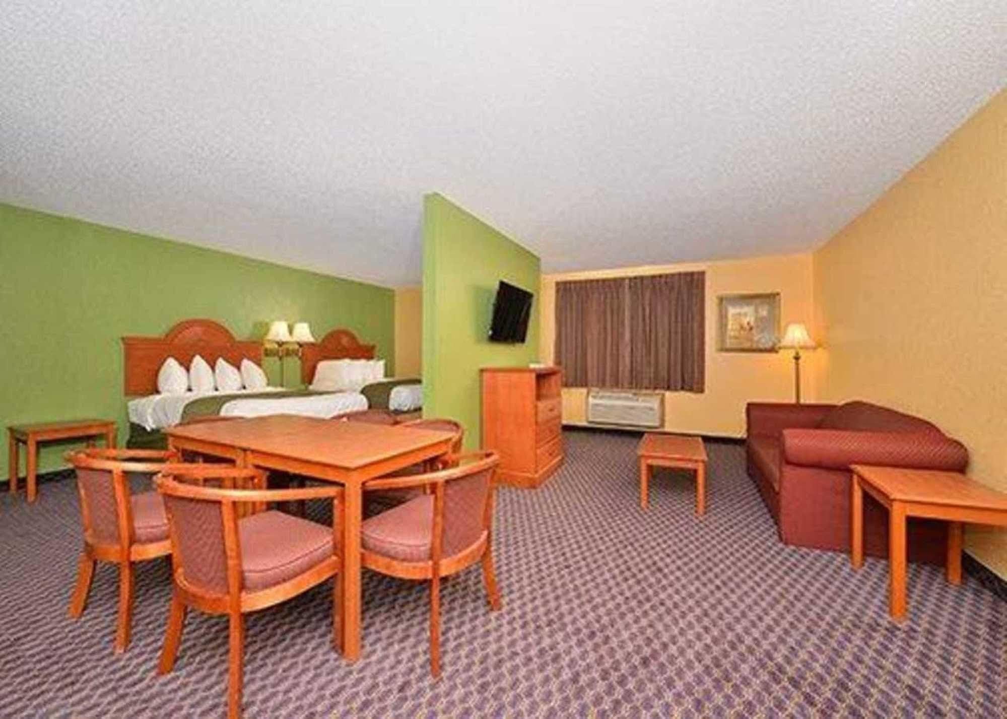 Quality Inn & Suites Grinnell Near University Bagian luar foto