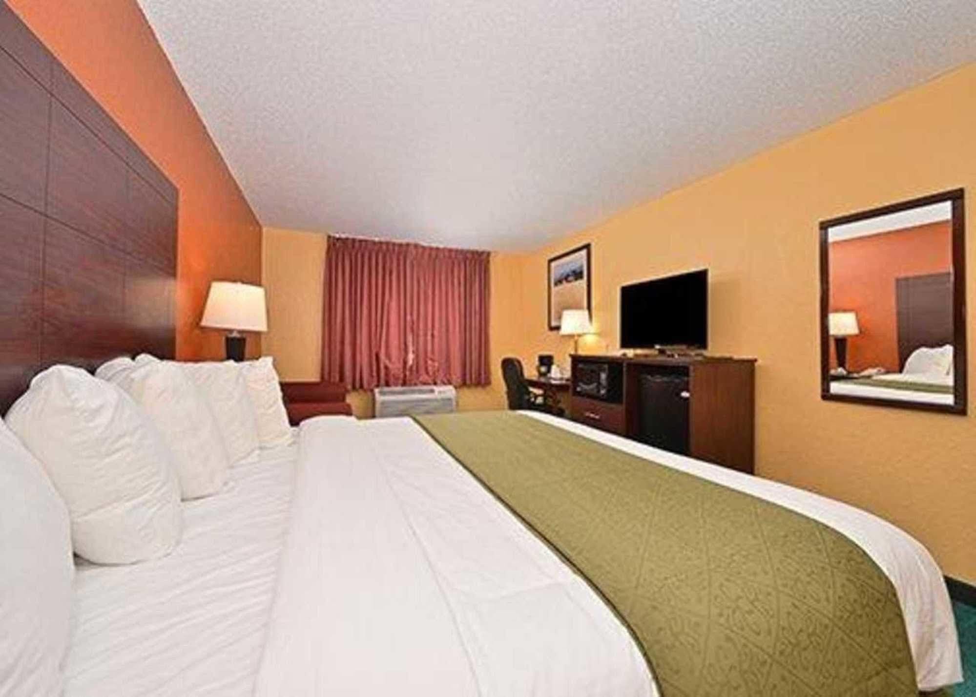 Quality Inn & Suites Grinnell Near University Bagian luar foto