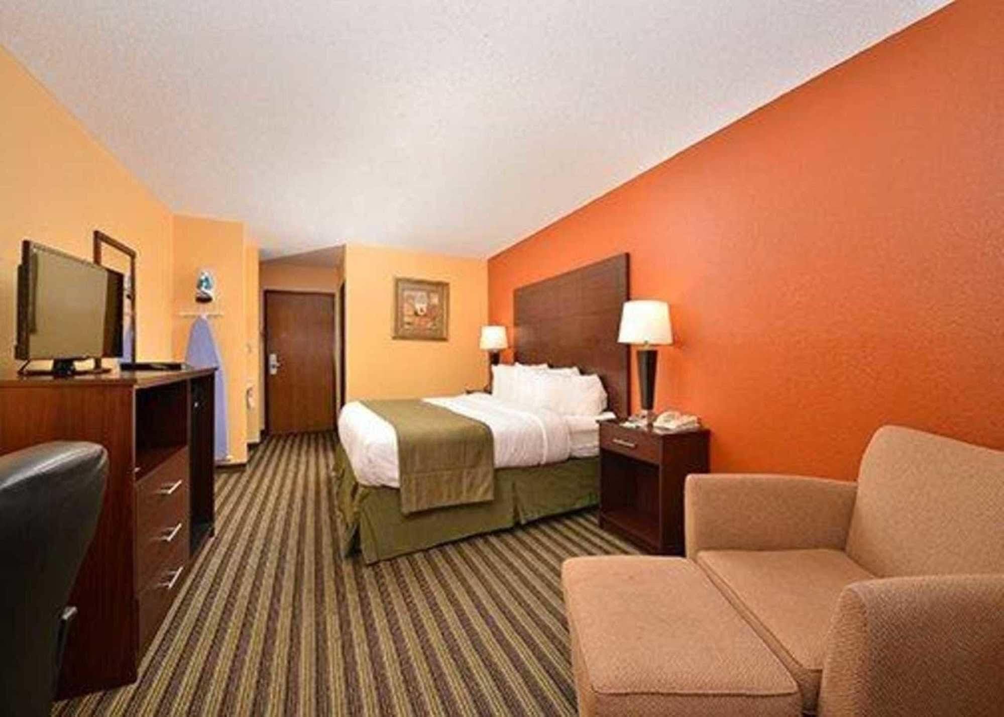 Quality Inn & Suites Grinnell Near University Bagian luar foto