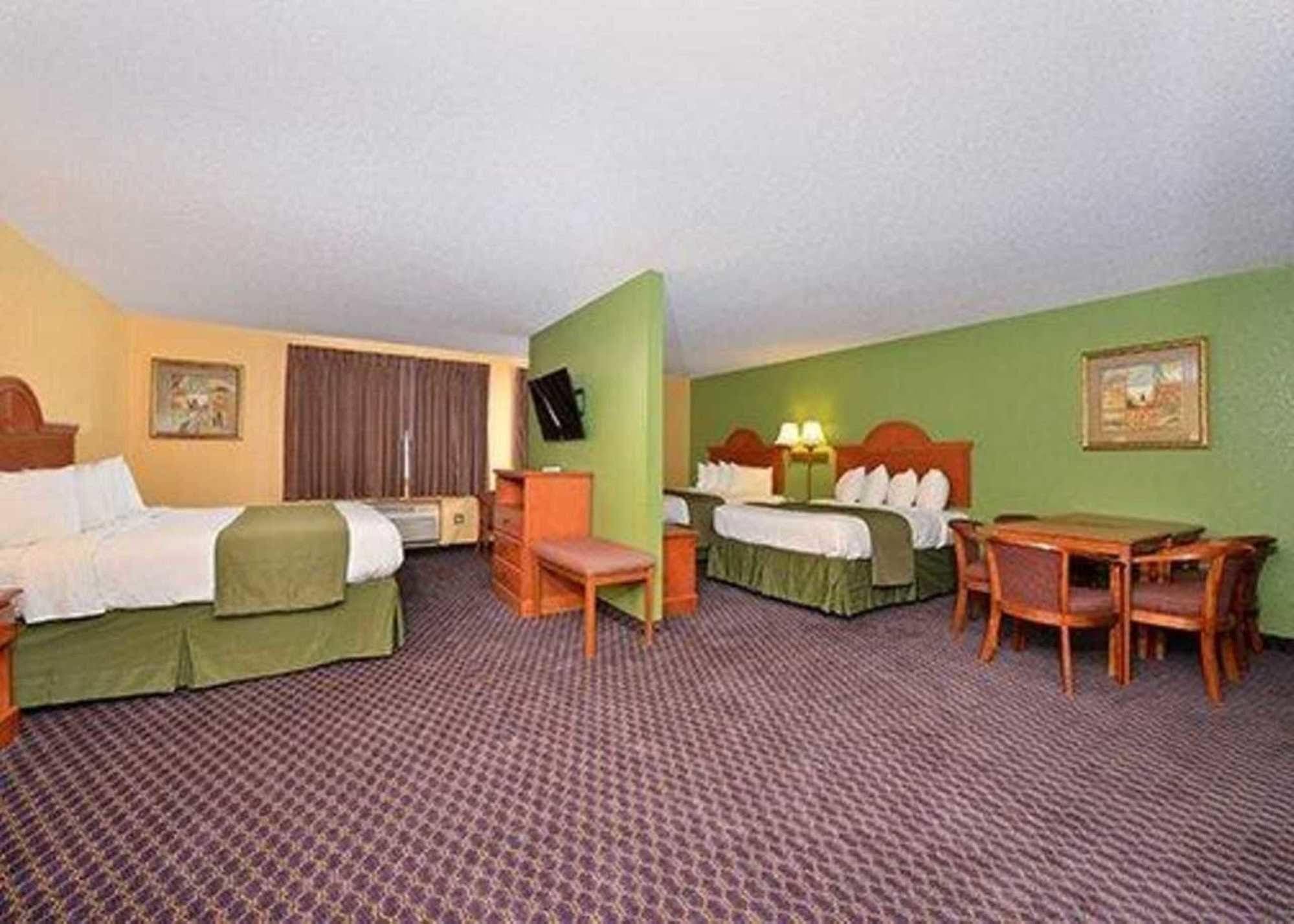 Quality Inn & Suites Grinnell Near University Bagian luar foto