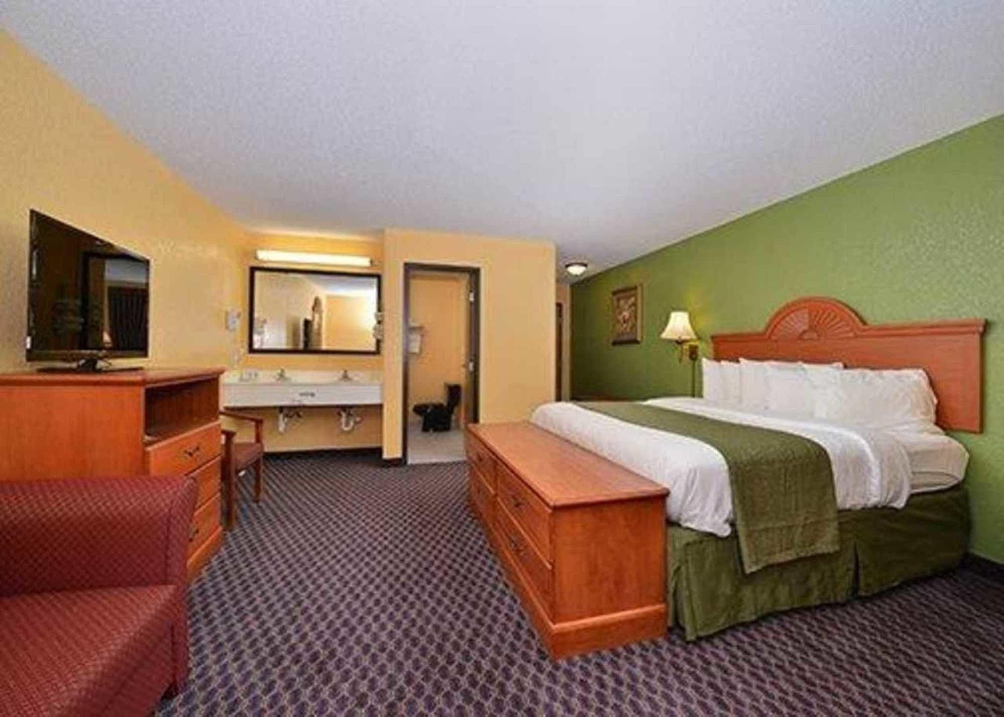 Quality Inn & Suites Grinnell Near University Bagian luar foto