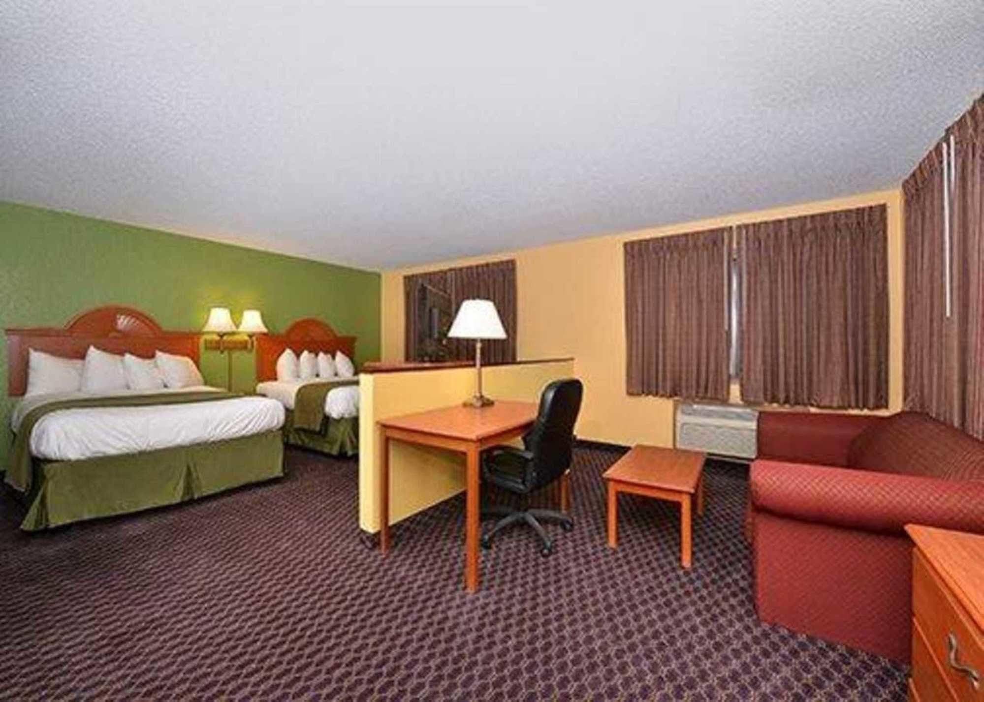 Quality Inn & Suites Grinnell Near University Bagian luar foto